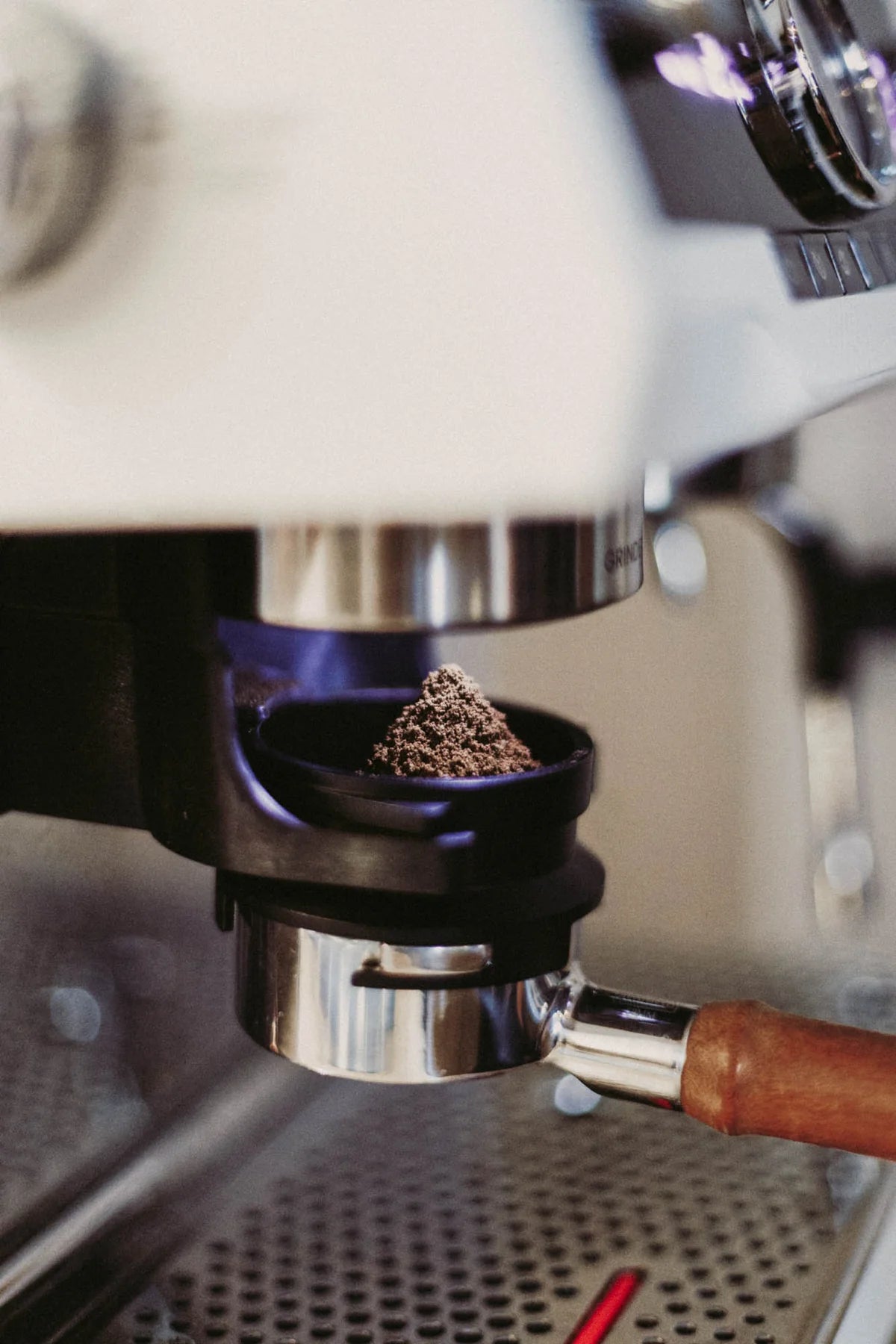 Built-in grinder with precision weighing scale